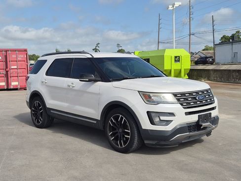 Used 2016 Ford Explorer XLT w/ Equipment Group 202A FWD image 4
