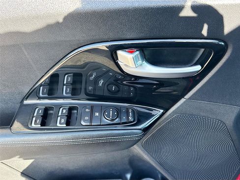 Used 2017 Kia Niro EX FWD image 17