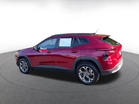 Used 2025 Chevrolet Trax LT w/ LT Convenience Package image 10