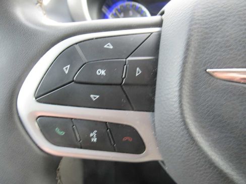 Used 2023 Chrysler Pacifica Touring-L image 25