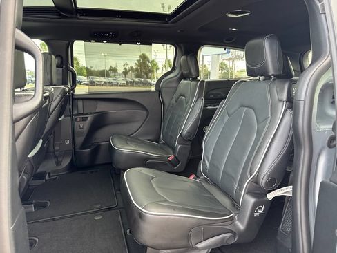 Used 2023 Chrysler Pacifica Limited w/ Uconnect Theater Family Group FWD image 15