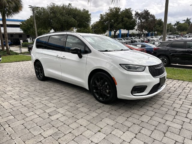 Used 2025 Chrysler Pacifica Limited FWD image 16