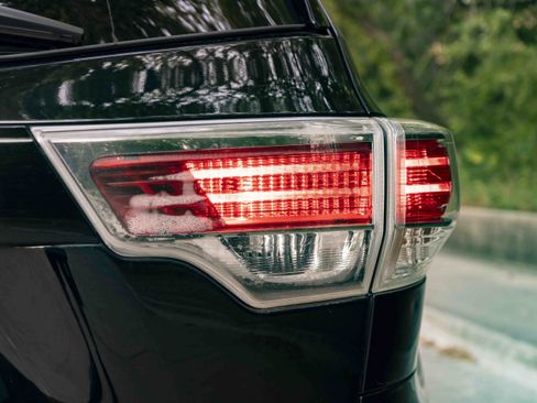 Used 2016 Toyota Highlander Limited FWD image 13