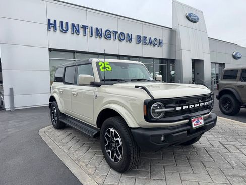 Used 2025 Ford Bronco Outer Banks AWD/4WD image 1