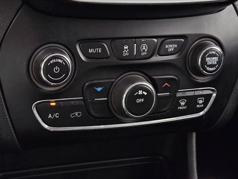 Used 2021 Jeep Cherokee Latitude FWD image 12