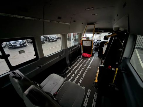 Used 2019 Ford Transit 350 XL image 40