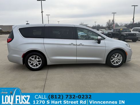 Used 2023 Chrysler Pacifica Touring-L image 8