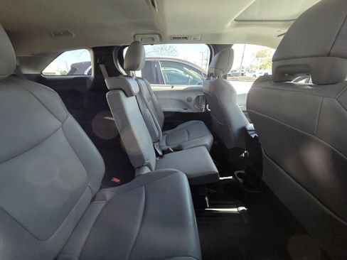 Certified 2025 Toyota Sienna XLE image 8