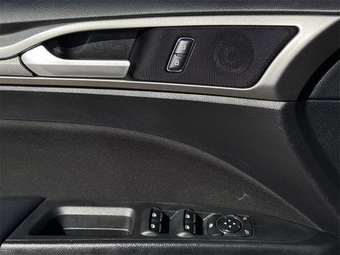 Used 2018 Ford Fusion SE w/ Fusion SE Technology Package image 23