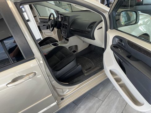 Used 2016 Dodge Grand Caravan SXT w/ Rear Park Assist Package FWD image 28