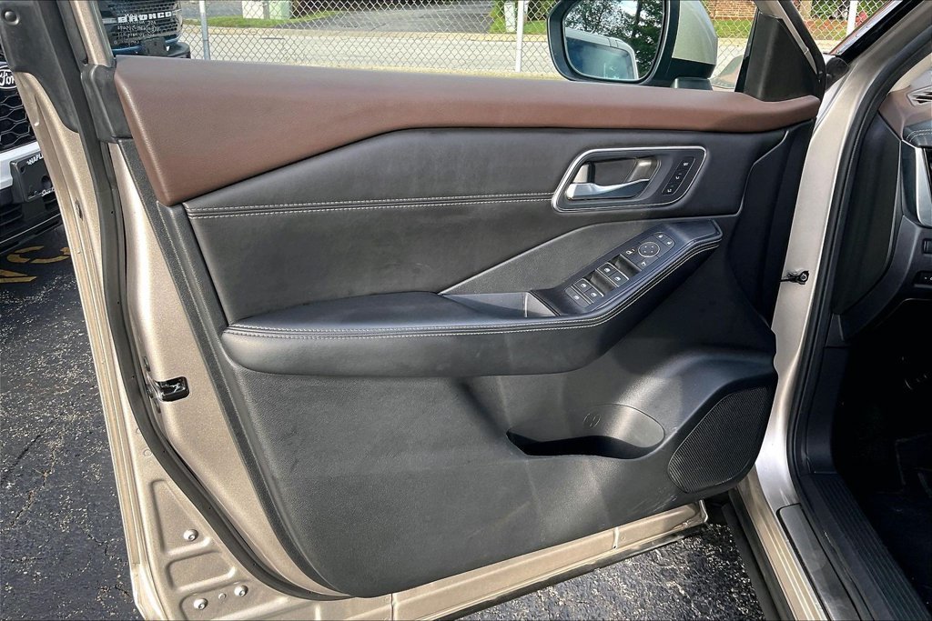 Used 2022 Nissan Rogue Platinum w/ Head-Up Display Package AWD/4WD image 22