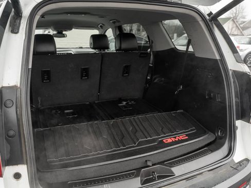 Used 2022 GMC Acadia SLT w/ LPO, Floor Liner Package image 10