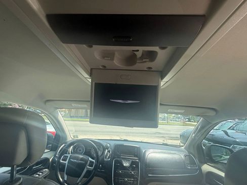 Used 2012 Chrysler Town & Country Touring-L w/ Entertainment Group #2 FWD image 19