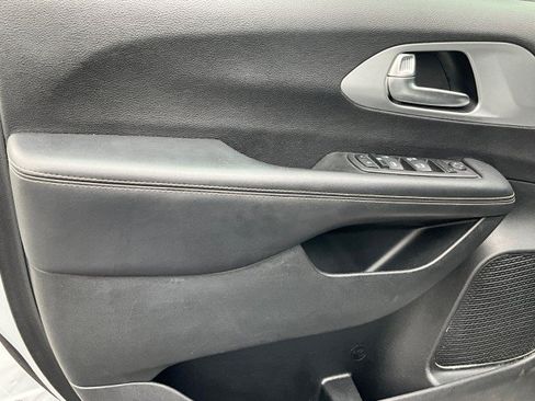 Used 2023 Chrysler Pacifica Touring FWD image 26