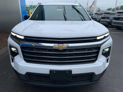 Used 2024 Chevrolet Traverse LT image 2