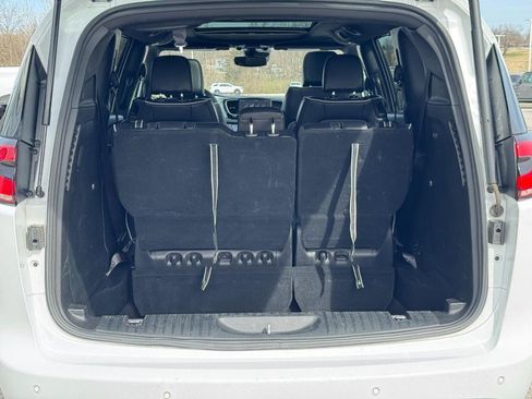 Used 2025 Chrysler Pacifica Limited image 5