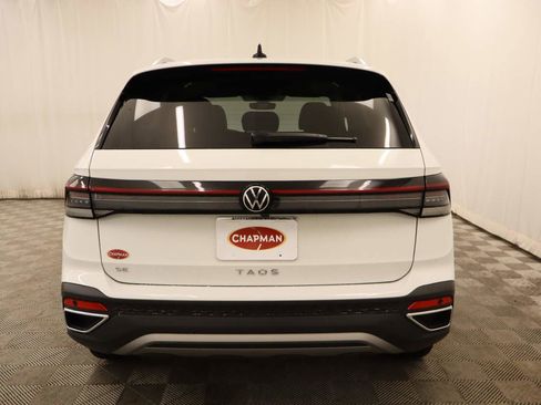 Used 2025 Volkswagen Taos SE w/ Panoramic Sunroof Package image 5