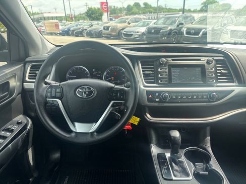 Used 2019 Toyota Highlander LE image 23