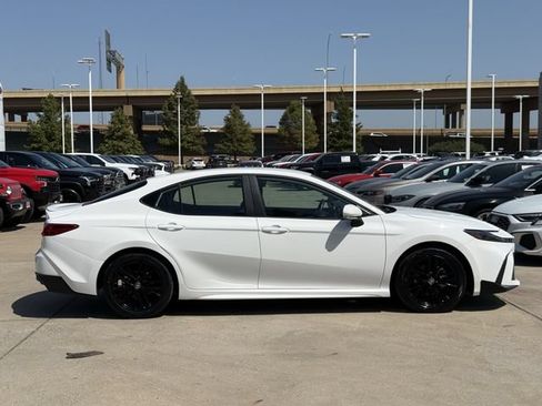 Used 2026 Toyota Camry SE FWD image 3