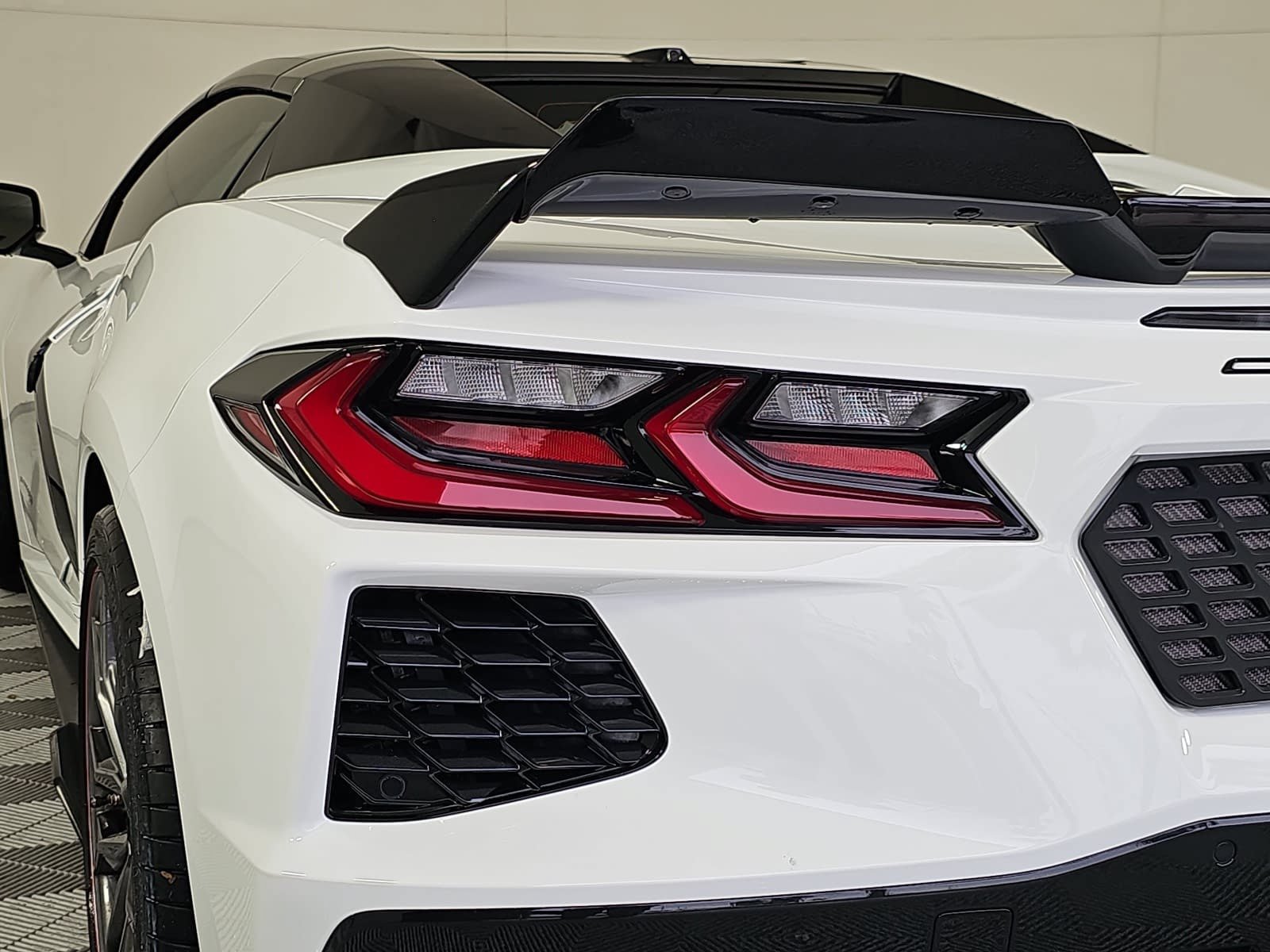 Used 2024 Chevrolet Corvette Stingray Convertible w/ Z51 Performance Package RWD image 27