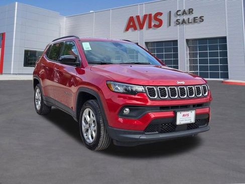 Used 2025 Jeep Compass Latitude w/ Sun & Sound Group image 3