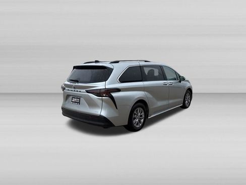 Used 2025 Toyota Sienna XLE FWD image 5