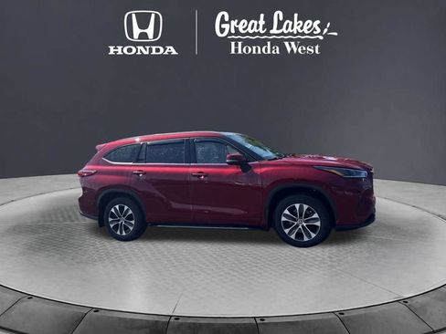 Used 2021 Toyota Highlander XLE AWD/4WD image 4