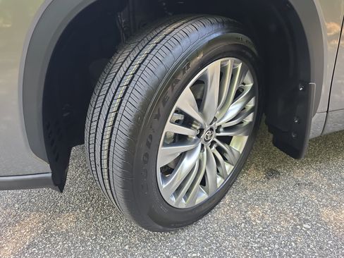 New 2026 Toyota Highlander Platinum AWD/4WD image 35