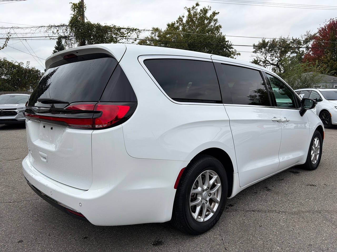 Used 2025 Chrysler Pacifica Select FWD image 5
