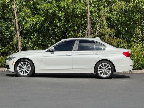 Used 2018 BMW 320i xDrive Sedan w/ Premium Package AWD/4WD image 3