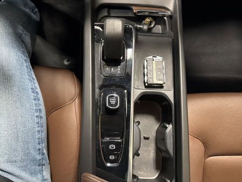 Used 2022 Volvo XC60 B5 Momentum image 10