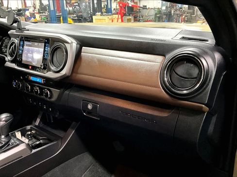 Used 2016 Toyota Tacoma Limited w/ Towing Package image 18