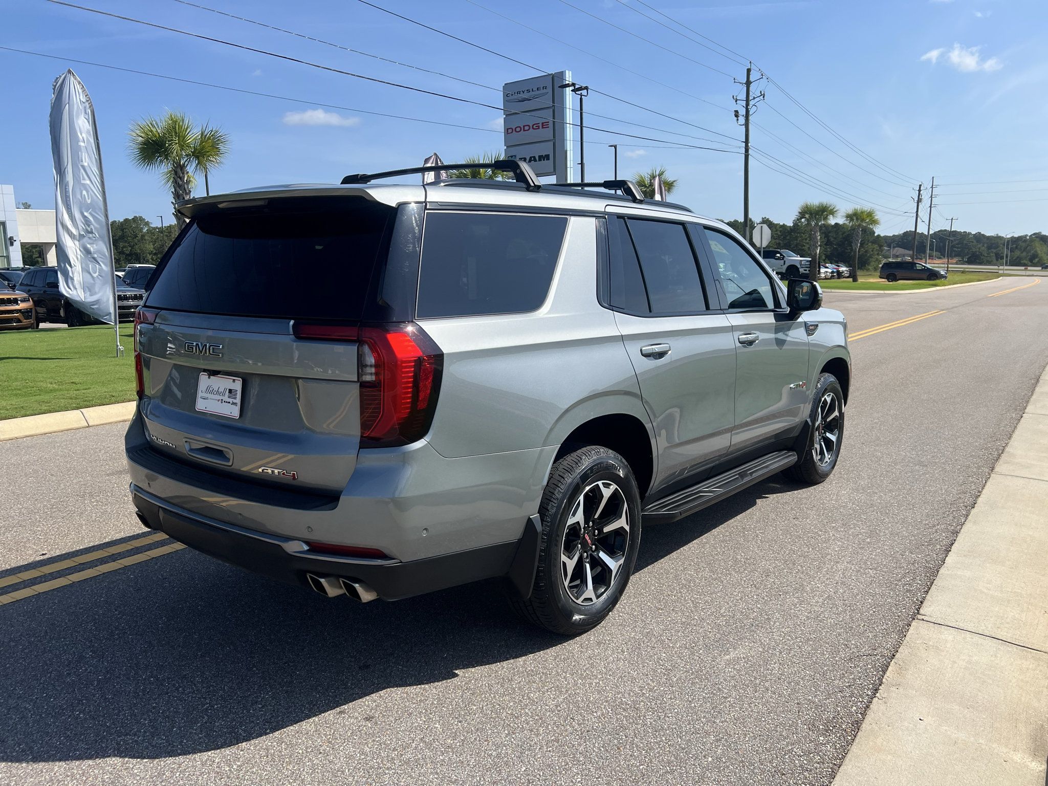 Used 2025 GMC Yukon AT4 w/ LPO, Get Active Package AWD/4WD image 2