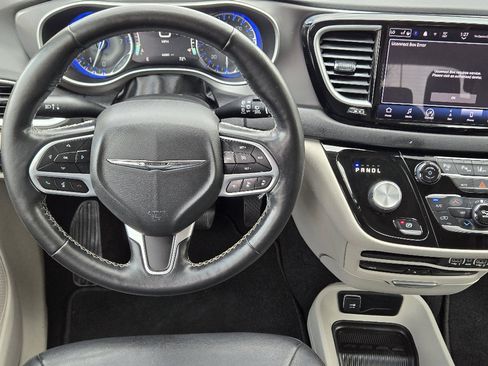 Used 2022 Chrysler Pacifica Touring-L w/ Uconnect Theater Family Group image 10
