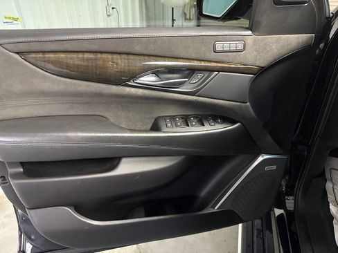Used 2019 Cadillac Escalade ESV Platinum RWD image 9