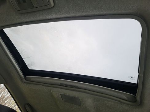 Used 2004 Pontiac Vibe w/ Moon And Tunes Value Package image 23