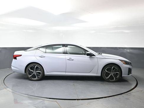 Used 2024 Nissan Altima 2.5 SR FWD image 3