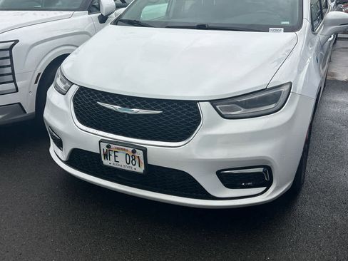 Used 2021 Chrysler Pacifica Touring-L FWD image 17