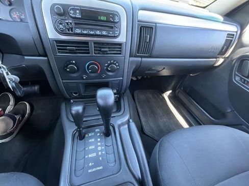 Used 2004 Jeep Grand Cherokee Laredo w/ Convenience Group AWD/4WD image 12