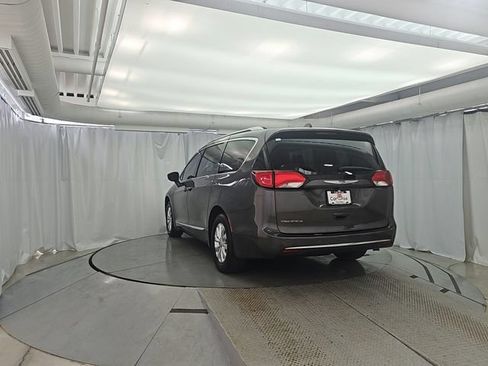 Used 2019 Chrysler Pacifica Touring-L FWD image 5