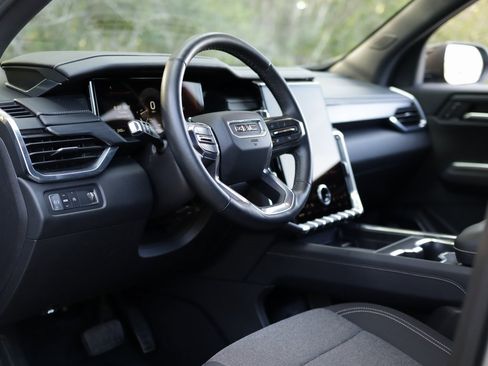 Used 2025 GMC Acadia Elevation image 9