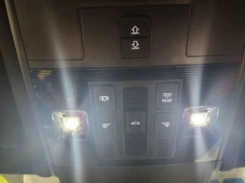 Used 2022 Volkswagen Tiguan SEL R-Line image 23