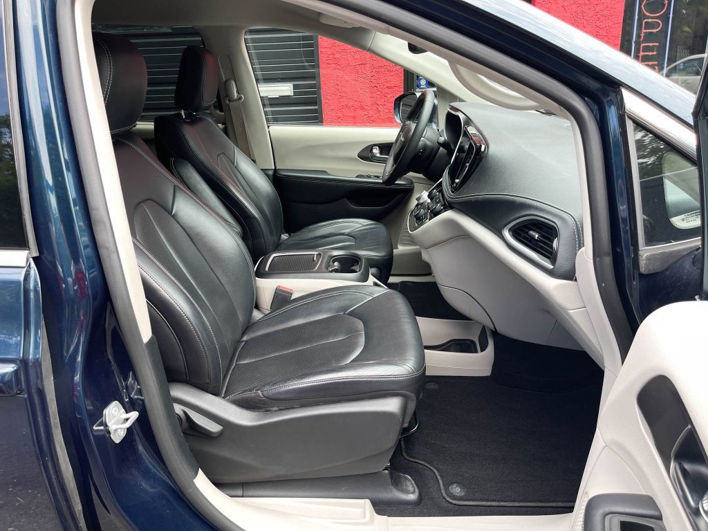 Used 2022 Chrysler Pacifica Touring-L FWD image 32