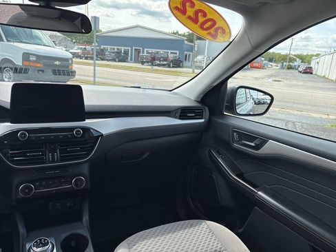 Used 2022 Ford Escape SE w/ Cold Weather Package image 17