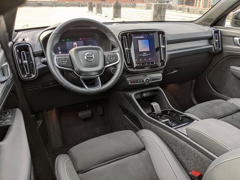 Certified 2025 Volvo XC40 B5 Plus image 12