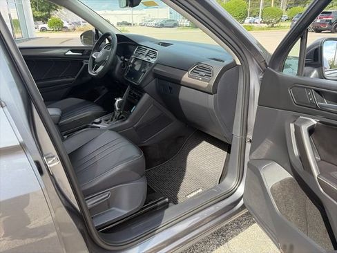 Used 2024 Volkswagen Tiguan SE AWD/4WD image 16
