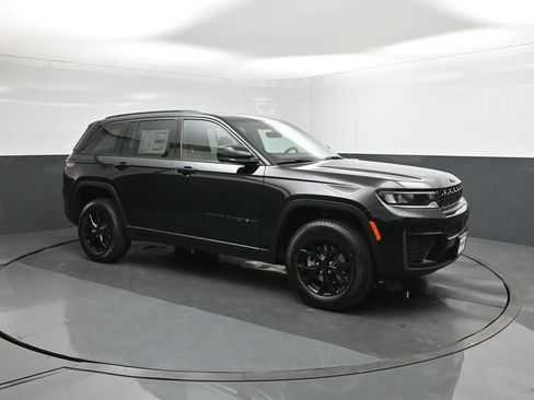 New 2026 Jeep Grand Cherokee Altitude RWD image 17