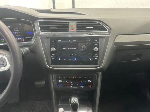Used 2024 Volkswagen Tiguan SE image 30