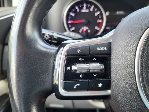 Used 2022 Kia Carnival LX FWD image 19