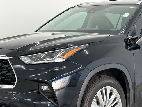 Used 2023 Toyota Highlander Platinum FWD image 12